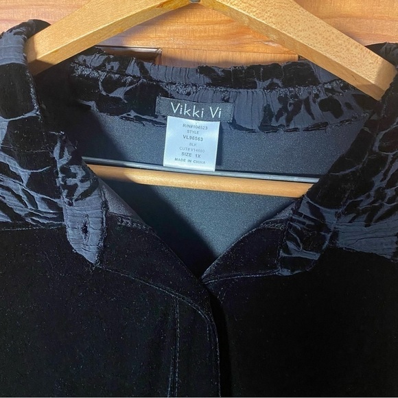 Vikki Vi Velvet Button Down Blouse with Contrasting Floral Trim Like New - Picture 2 of 5